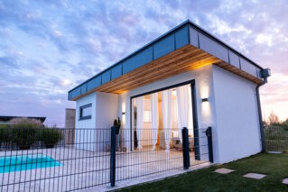 modernes Poolhaus von Brandstetter Dach & Holzbau